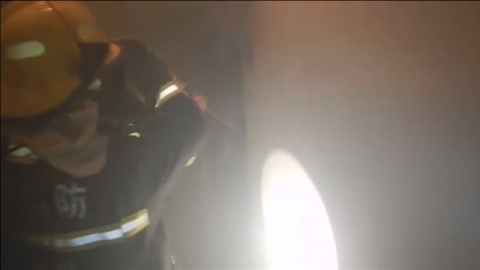 Una mujer atrapada por las llamas es rescatada por los bomberos en China Una mujer atrapada por las llamas es rescatada por los bomberos en China