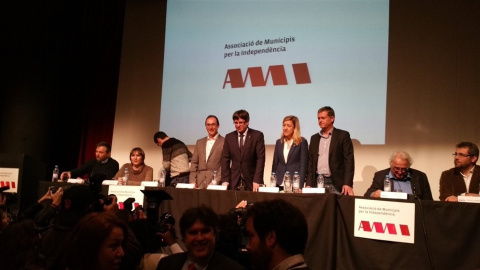 El president de la Generalitat, Carles Puigdemont, junto a la alcaldesa de L'Hospitalet, Núria Marín, en la asamblea general de la AMI. E.P. El president de la Generalitat, Carles Puigdemont, junto a la alcaldesa de L'Hospitalet, Núria Marín, en la asamblea general de la AMI. E.P.