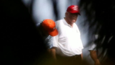 Donald Trump afronta el impeachment jugando al golf en Florida Donald Trump afronta el impeachment jugando al golf en Florida