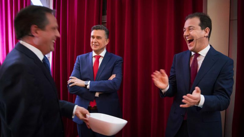 Alexander Pechtold, de Democrats 66  Emile Roemer, del Partido Socialista  y Lodewijk Asscher, del Partido del Trabajo (PvdA). EFE/EPA/BART MAAT