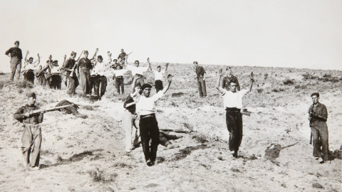 Milicianos republicanos hechos prisioneros de los sublevados durante la Batalla de Guadarrama (1936). Milicianos republicanos hechos prisioneros de los sublevados durante la Batalla de Guadarrama (1936).