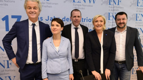Geert Wilders, Frauke Petry, Harald Vilimsky, Marine Le Pen y Matteo Salvini, durante una rueda de prensa tras la reunión de Coblenza. - AFP Geert Wilders, Frauke Petry, Harald Vilimsky, Marine Le Pen y Matteo Salvini, durante una rueda de prensa tras la reunión de Coblenza. - AFP