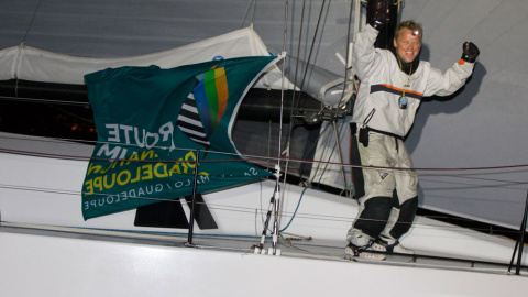 Alex Pella celebra en su barco su proeza. /AGUA Y SAL COMUNICACIÓN Alex Pella celebra en su barco su proeza. /AGUA Y SAL COMUNICACIÓN