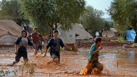 Varios niños juegan en un campamento de desplazados cercano a Azaz. en la frontera entre Siria y Turquía. - AFP Varios niños juegan en un campamento de desplazados cercano a Azaz. en la frontera entre Siria y Turquía. - AFP