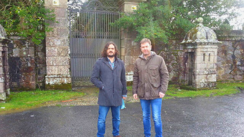 Antón Sánchez (izquierda), viceportavoz de En Marea en el Parlamento de Galicia y Benito Portela, alcalde de Sada (derecha). PÚBLICO Antón Sánchez (izquierda), viceportavoz de En Marea en el Parlamento de Galicia y Benito Portela, alcalde de Sada (derecha). PÚBLICO