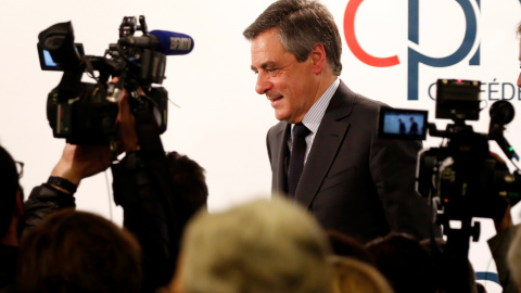 Francois Fillon,miembro del partido político republicano y candidato presidencial de 2017 a la derecha centro-derecha de Francia, después de pronunciar un discurso ante los líderes de pequeñas empresas en Puteaux, Francia, 6 de marzo de 201 Francois Fillon,miembro del partido político republicano y candidato presidencial de 2017 a la derecha centro-derecha de Francia, después de pronunciar un discurso ante los líderes de pequeñas empresas en Puteaux, Francia, 6 de marzo de 201