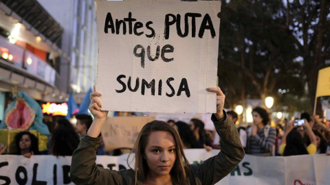 Una mujer sostiene un cartel durante una manifestación con motivo del Día Internacional de la Mujer hoy miércoles 8 de marzo de 2017, en el centro de San José (Costa Rica). EFE/Jeffrey Arguedas Una mujer sostiene un cartel durante una manifestación con motivo del Día Internacional de la Mujer hoy miércoles 8 de marzo de 2017, en el centro de San José (Costa Rica). EFE/Jeffrey Arguedas