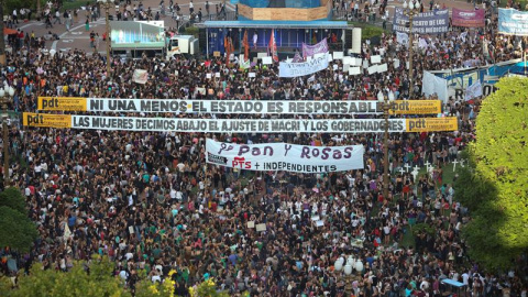 Manifestantes se reúnen en la Plaza de Mayo para marchar con motivo del Día Internacional de la Mujer hoy, miércoles 8 de marzo de 2017, en Buenos Aires (Argentina). EFE/David Fernández Manifestantes se reúnen en la Plaza de Mayo para marchar con motivo del Día Internacional de la Mujer hoy, miércoles 8 de marzo de 2017, en Buenos Aires (Argentina). EFE/David Fernández