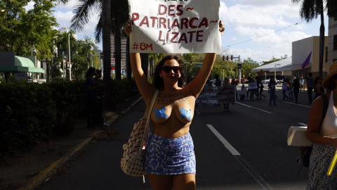 Una mujer participa en una manifestación hoy, miércoles 8 de marzo 2017, en la conmemoración del Día Internacional de la Mujer en San Juan, Puerto Rico. El gobernador de Puerto Rico, Ricardo Rosselló, firmó hoy la Ley de Igualdad Salarial q Una mujer participa en una manifestación hoy, miércoles 8 de marzo 2017, en la conmemoración del Día Internacional de la Mujer en San Juan, Puerto Rico. El gobernador de Puerto Rico, Ricardo Rosselló, firmó hoy la Ley de Igualdad Salarial q
