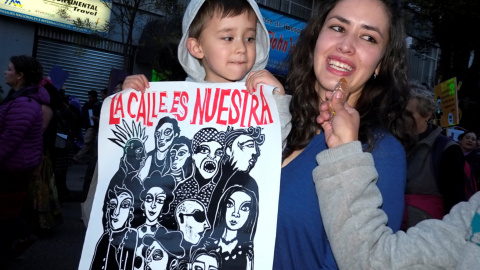 A woman and a child participates in a rally commemorating the Women's Day in La Paz, Bolivia, March 8, 2017. REUTERS/David Mercado A woman and a child participates in a rally commemorating the Women's Day in La Paz, Bolivia, March 8, 2017. REUTERS/David Mercado