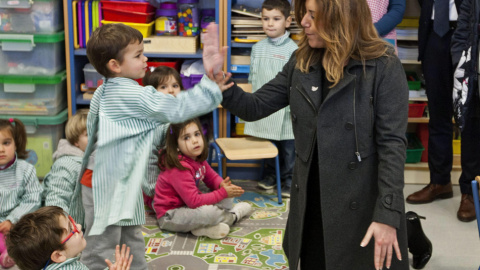 La presidenta de la Junta de Andalucía, Susana Díaz, con los niños de un colegio de Jerez de la Frontera (Cádiz).EFE/Román Ríos La presidenta de la Junta de Andalucía, Susana Díaz, con los niños de un colegio de Jerez de la Frontera (Cádiz).EFE/Román Ríos