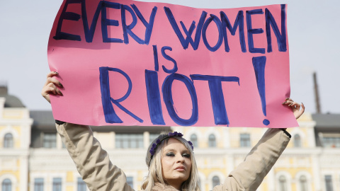 Mujer A woman holds a placard during a rally for gender equality and against violence towards women on International Women's Day in Kiev, Ukraine March 8, 2017. REUTERS/Valentyn Ogirenko Mujer A woman holds a placard during a rally for gender equality and against violence towards women on International Women's Day in Kiev, Ukraine March 8, 2017. REUTERS/Valentyn Ogirenko