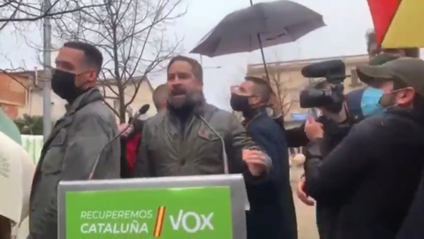 Lanzan objetos contra el ultraderechista Abascal en Salt (Girona) Lanzan objetos contra el ultraderechista Abascal en Salt (Girona)
