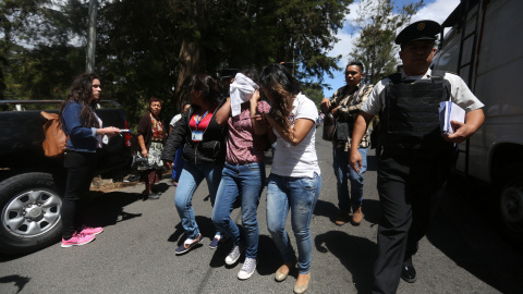 Familiares retiran a menores del Hogar Virgen de la Asunción en Ciudad de Guatemala (Guatemala), tras el incendio que se registró hoy en un centro de menores de Guatemala, cuando las jóvenes intentaron protestar por los abusos sexuales y fí