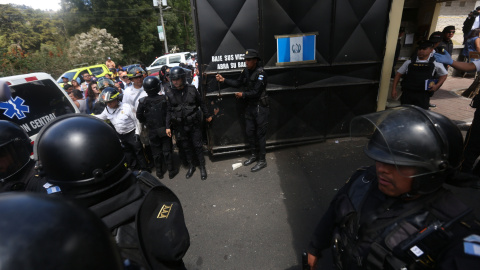 Policías antimotines prestan guardia en los alrededores del Hogar Virgen de la Asunción donde una veintena de menores fallecieron y otras 38 resultaron heridas por un incendio cuando las jóvenes intentaron protestar por los abusos sexuales 