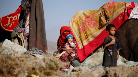 Una mujer con sus hijos en un campamento para desplazados cerca de Sanaa, la capital de Yemen. REUTERS/Khaled Abdullah Una mujer con sus hijos en un campamento para desplazados cerca de Sanaa, la capital de Yemen. REUTERS/Khaled Abdullah