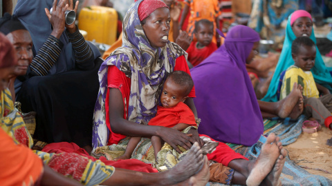 Varias mujeres con sus hijos en un centro para desplazados en Mogadiscio, la capital de Somalia. REUTERS/Feisal Omar Varias mujeres con sus hijos en un centro para desplazados en Mogadiscio, la capital de Somalia. REUTERS/Feisal Omar