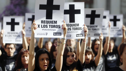 Un grupo de activistas durante la protestaen la plaza del Ayuntamiento por los toros que "perderán la vida" en Fallas. EFE/Kai Försterling Un grupo de activistas durante la protestaen la plaza del Ayuntamiento por los toros que "perderán la vida" en Fallas. EFE/Kai Försterling