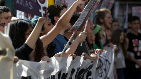 Manifestación convocada por el Sindicato de Estudiantes con motivo de la huelga general en la enseñanza pública, que ha partido de Atocha y finaliza en la madrileña Puerta del Sol. EFE/Sergio Barrenechea Manifestación convocada por el Sindicato de Estudiantes con motivo de la huelga general en la enseñanza pública, que ha partido de Atocha y finaliza en la madrileña Puerta del Sol. EFE/Sergio Barrenechea