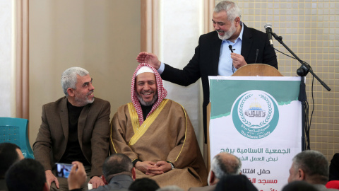 El nuevo líder de Hamás en la franja de Gaza, Yahya Sinwar (izquierda), con el homber fuerte de la organización, Ismail Hanniya (der), en la inauguración de una mezquita en la ciudad de Rafa. AFP / Said Khatib