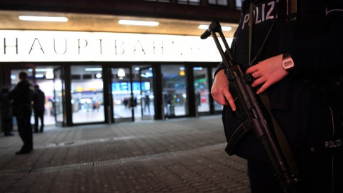 Un policía alemán custodia la entrada de la estación de tren de Düsseldorf. - AFP Un policía alemán custodia la entrada de la estación de tren de Düsseldorf. - AFP