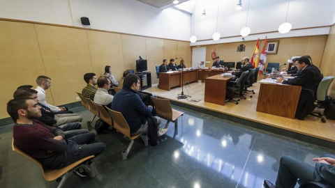 egunda jornada del juicio oral contra doce jóvenes acusados de sendos delitos de desórdenes públicos y atentado, por su presunta participación en los disturbios registrados en el barrio de Gamonal. | SANTI OTERO (EFE) egunda jornada del juicio oral contra doce jóvenes acusados de sendos delitos de desórdenes públicos y atentado, por su presunta participación en los disturbios registrados en el barrio de Gamonal. | SANTI OTERO (EFE)