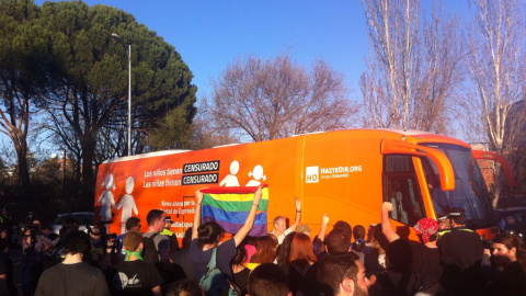 Estudiantes de la UCM protestando ante el autobús de Hazte Oír. /@PAULABIOTA Estudiantes de la UCM protestando ante el autobús de Hazte Oír. /@PAULABIOTA