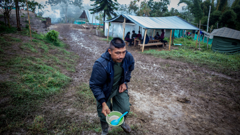 Un guerrillero de las FARC camina entre el barro en la zona veredal de transición de La Fila, en la región de Tolima.- JAIRO VARGAS Un guerrillero de las FARC camina entre el barro en la zona veredal de transición de La Fila, en la región de Tolima.- JAIRO VARGAS