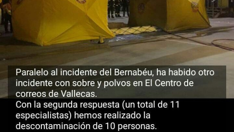 Operativo del Samur en el centro de Correos en Vallecas, donde una carta con una bala y polvo dirigida a Manuela Carmena desató la alarma. / @MAREAPOSTAL Operativo del Samur en el centro de Correos en Vallecas, donde una carta con una bala y polvo dirigida a Manuela Carmena desató la alarma. / @MAREAPOSTAL