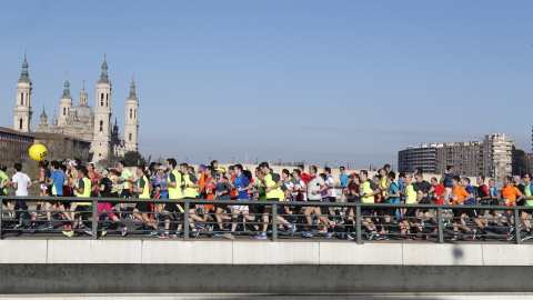 Imágenes de los corredores participantes en la XX edición del medio maratón Ciudad de Zaragoza. EFE/Javier Belver