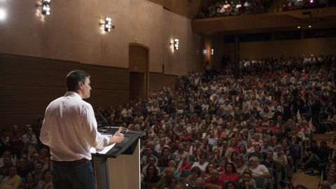 Pedro Sánchez, durante su acto político en el Palacio de Congresos de Cádiz, donde ha estrenado el que será su eslogan en la campaña de las primarias: "Sí es sí". EFE/Román Ríos Pedro Sánchez, durante su acto político en el Palacio de Congresos de Cádiz, donde ha estrenado el que será su eslogan en la campaña de las primarias: "Sí es sí". EFE/Román Ríos