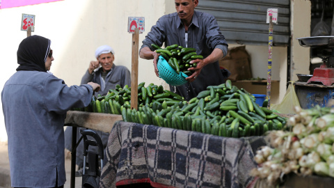Una mujer hace la compra en un puesto de verduras en un mercado en El cairo. REUTERS/Mohamed Abd El Ghany