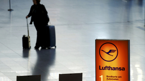 Un viajero en la terminal del aeroppuerto de Fráncfort, durante la huelga de pilotos de Lufthansa del pasado noviembre. REUTERS/Ralph Orlowski Un viajero en la terminal del aeroppuerto de Fráncfort, durante la huelga de pilotos de Lufthansa del pasado noviembre. REUTERS/Ralph Orlowski