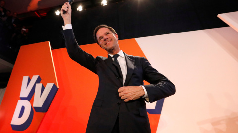 El primer ministro holandés, Mark Rutte, comparece tras conocer los resultados de los sondeos de las elecciones holandesas. - REUTERS El primer ministro holandés, Mark Rutte, comparece tras conocer los resultados de los sondeos de las elecciones holandesas. - REUTERS