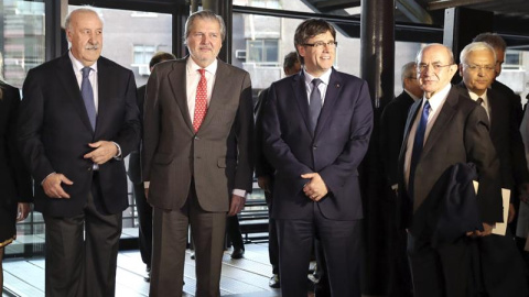 El ministro de Educación y Cultura, Íñigo Méndez de Vigo, y el presidente de la Generalitat, Carles Puigdemont, posan con los dos premiados, el entrenador de fútbol Vicente del Bosque y el presidente de Nueva Economía Fórum, José Luis Rodrí El ministro de Educación y Cultura, Íñigo Méndez de Vigo, y el presidente de la Generalitat, Carles Puigdemont, posan con los dos premiados, el entrenador de fútbol Vicente del Bosque y el presidente de Nueva Economía Fórum, José Luis Rodrí