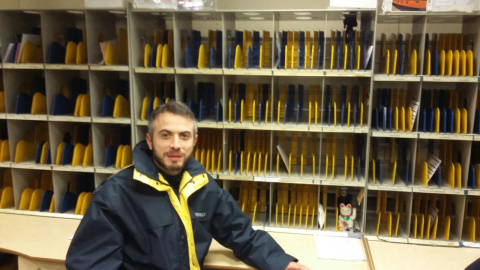 Alberto Plaza en la oficina de Correos en la que trabaja