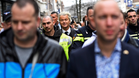 El político holandés de extrema derecha Geert Wilders, del partido PVV, está rodeado de seguridad durante un mitin en Heerlen, Holanda. REUTERS / Dylan Martinez El político holandés de extrema derecha Geert Wilders, del partido PVV, está rodeado de seguridad durante un mitin en Heerlen, Holanda. REUTERS / Dylan Martinez