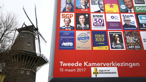 Una cartelera recoge el cartel de la candidatura de Wilders el día antes de las elecciónes generales, en Amsterdam, Países Bajos, 14 de marzo de 2017. REUTERS / Michael Kooren Una cartelera recoge el cartel de la candidatura de Wilders el día antes de las elecciónes generales, en Amsterdam, Países Bajos, 14 de marzo de 2017. REUTERS / Michael Kooren