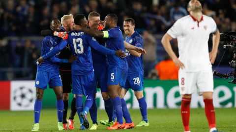 Los jugadores del Leicester celebran la clasificación ante el Sevilla. Reuters / Carl Recine Los jugadores del Leicester celebran la clasificación ante el Sevilla. Reuters / Carl Recine