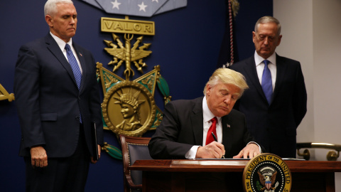 Trump firmando el nuevo veto migratorio en el Pentágono. /REUTERS Trump firmando el nuevo veto migratorio en el Pentágono. /REUTERS