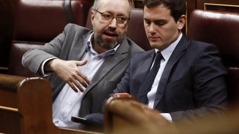 El líder de Ciudadanos, Albert Rivera, conversa con el portavoz de su grupo, Juan Carlos Girauta, tras su intervención ante el pleno del Congreso donde el presidente del Gobierno, Mariano Rajoy, ha expuesto las conclusiones del último Conse El líder de Ciudadanos, Albert Rivera, conversa con el portavoz de su grupo, Juan Carlos Girauta, tras su intervención ante el pleno del Congreso donde el presidente del Gobierno, Mariano Rajoy, ha expuesto las conclusiones del último Conse