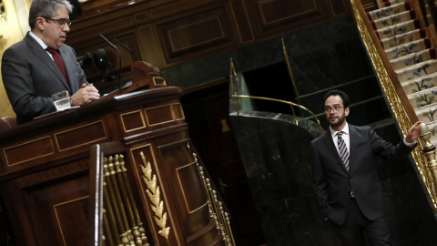 El diputado de PDeCAT Francesc Homs, durante su intervención en el pleno del Congreso de los Diputados donde se celebró la sesion del control al Gobierno.A la derecha, el portavoz del Grupo Socialista, Antonio Hernando.EFE/Mariscal El diputado de PDeCAT Francesc Homs, durante su intervención en el pleno del Congreso de los Diputados donde se celebró la sesion del control al Gobierno.A la derecha, el portavoz del Grupo Socialista, Antonio Hernando.EFE/Mariscal