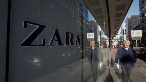 Un hombre pasa junto al escaparate de una tienda de Zara, la principal enseña de Inditex, en Pontevedra. REUTERS/Miguel Vidal Un hombre pasa junto al escaparate de una tienda de Zara, la principal enseña de Inditex, en Pontevedra. REUTERS/Miguel Vidal