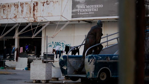 Fachada del antiguo aeropuerto, donde más de 500 refugiados viven en condiciones miserables Fachada del antiguo aeropuerto, donde más de 500 refugiados viven en condiciones miserables