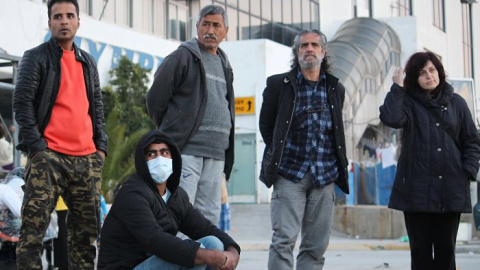 Refugiados afganos delante de la terminal de llegadas Refugiados afganos delante de la terminal de llegadas