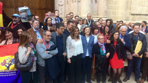 Susana Díaz, junto a colectivos memorialistas y víctimas de la dictadura.- D.C. Susana Díaz, junto a colectivos memorialistas y víctimas de la dictadura.- D.C.