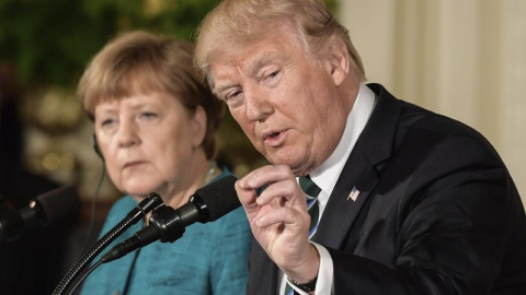 El presidente de EE.UU., Donald J. Trump, y la canciller alemana, Angela Merkel, durante una rueda de prensa conjunta tras su reunión en la Sala Este de la Casa Blanca. EFE El presidente de EE.UU., Donald J. Trump, y la canciller alemana, Angela Merkel, durante una rueda de prensa conjunta tras su reunión en la Sala Este de la Casa Blanca. EFE