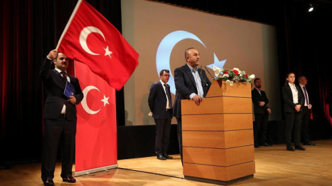 Mevlüt Çavusoglu, ministro de exteriores turco, en un mitin en la ciudad de Metz el pasado 12 de marzo. | EFE Mevlüt Çavusoglu, ministro de exteriores turco, en un mitin en la ciudad de Metz el pasado 12 de marzo. | EFE