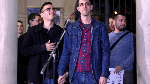 La pareja agredida en Berga, en una marcha en su apoyo. EFE/Susanna Sáez La pareja agredida en Berga, en una marcha en su apoyo. EFE/Susanna Sáez