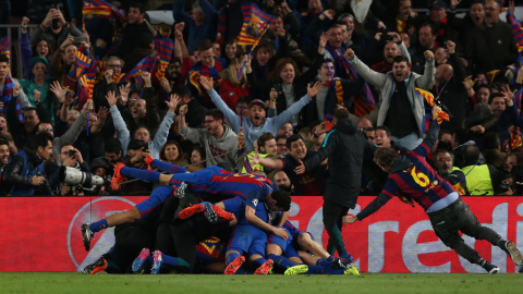 Los jugadores del Barcelona celebran el sexto gol ante el PSG. Reuters / Albert Gea